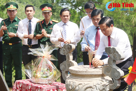 bi thu tinh uy dang huong nghia trang liet sy quoc gia truong son duong 9