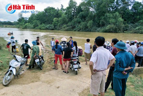 video 3 me con bi nuoc lu cuon troi khi co qua cau tran