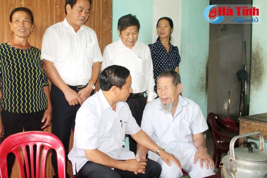 lanh dao ha tinh tham tang qua doi tuong chinh sach nhan ngay 27 7