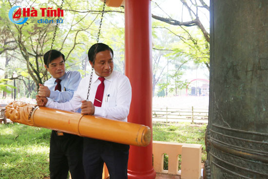 bi thu tinh uy dang huong nghia trang liet sy quoc gia truong son duong 9