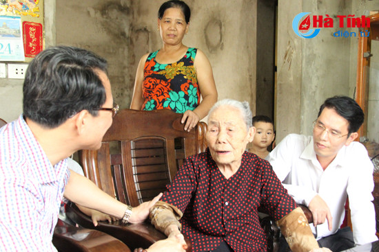 tham hoi tang qua cac thuong binh gia dinh chinh sach