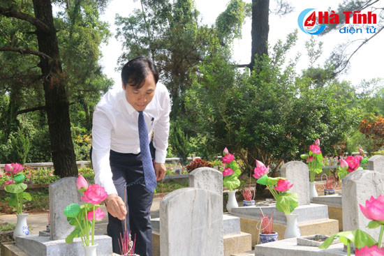 bi thu tinh uy dang huong nghia trang liet sy quoc gia truong son duong 9