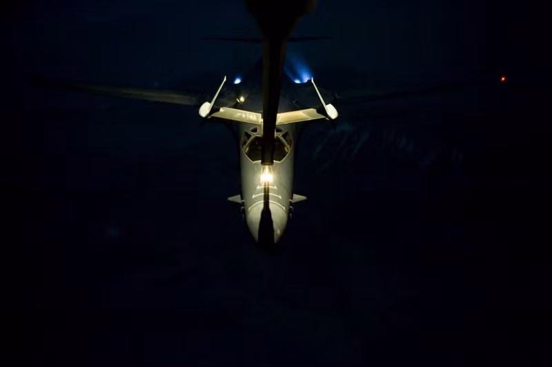 can canh vat nem bom b 1 lancer