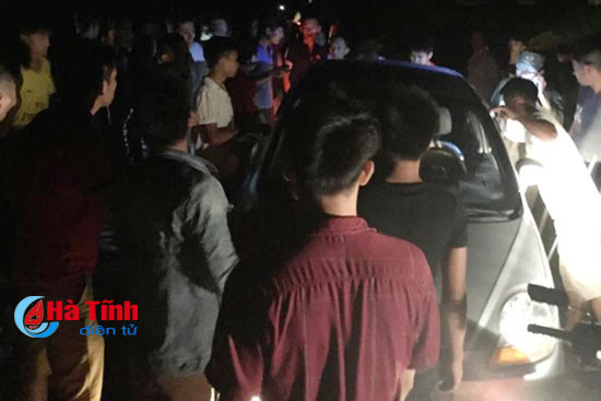 3 nguoi dan ong danh xe 4 cho di trom cho