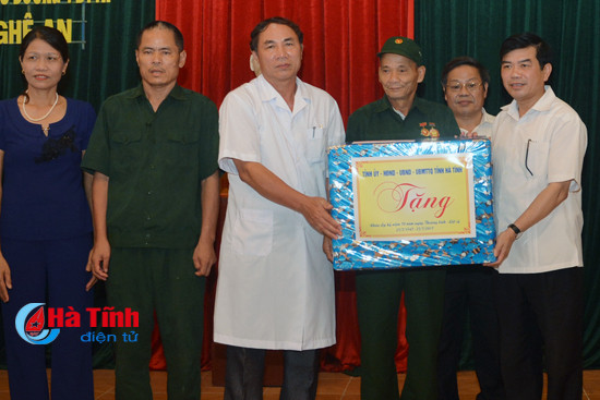 tham hoi tang qua cac thuong binh gia dinh chinh sach