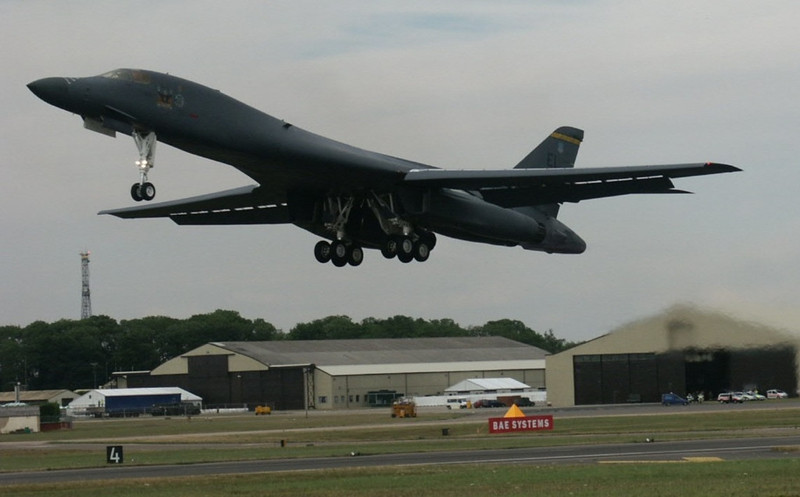 can canh vat nem bom b 1 lancer