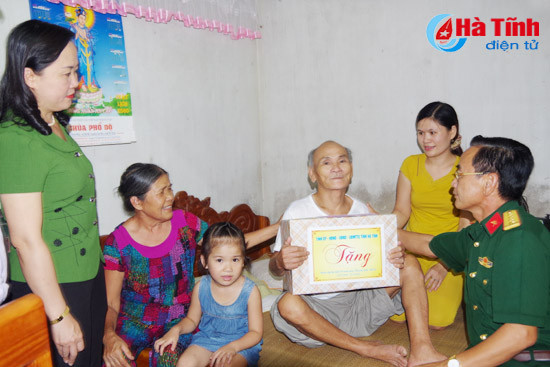 lanh dao ha tinh tham tang qua doi tuong chinh sach nhan ngay 27 7