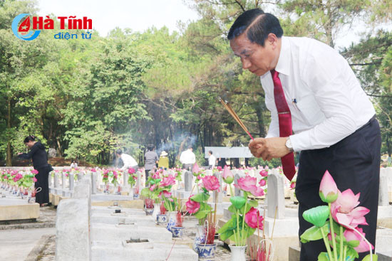 bi thu tinh uy dang huong nghia trang liet sy quoc gia truong son duong 9