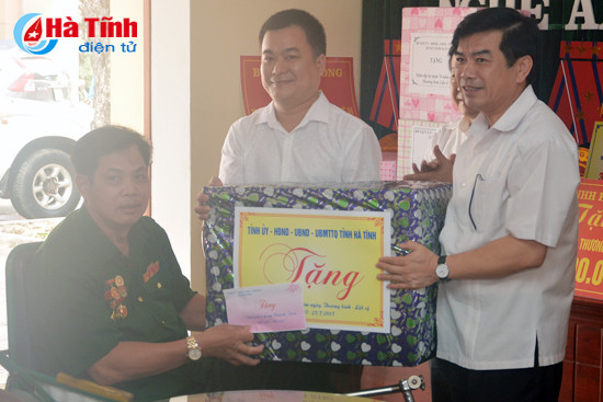 tham hoi tang qua cac thuong binh gia dinh chinh sach