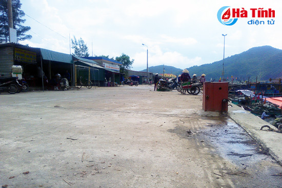 mot nguoi dan ong bi dien giat chet tai cang ca cua sot