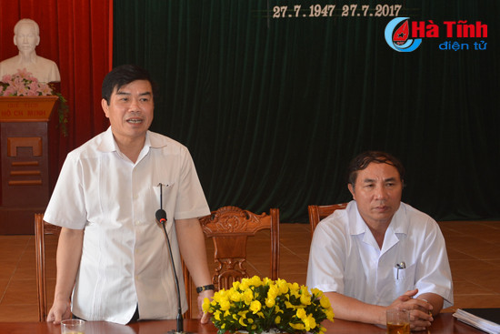 tham hoi tang qua cac thuong binh gia dinh chinh sach