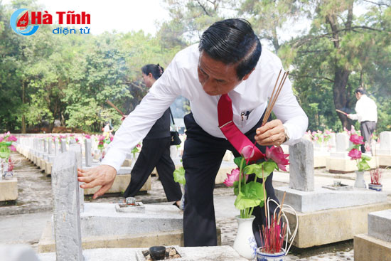 bi thu tinh uy dang huong nghia trang liet sy quoc gia truong son duong 9