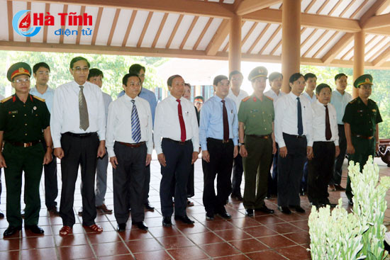 bi thu tinh uy dang huong nghia trang liet sy quoc gia truong son duong 9