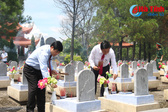 bi thu tinh uy dang huong nghia trang liet sy quoc gia truong son duong 9