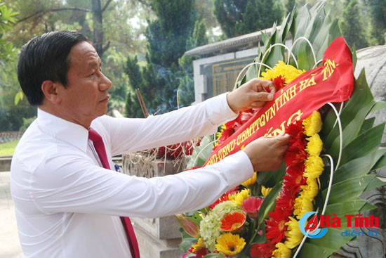 bi thu tinh uy dang huong nghia trang liet sy quoc gia truong son duong 9