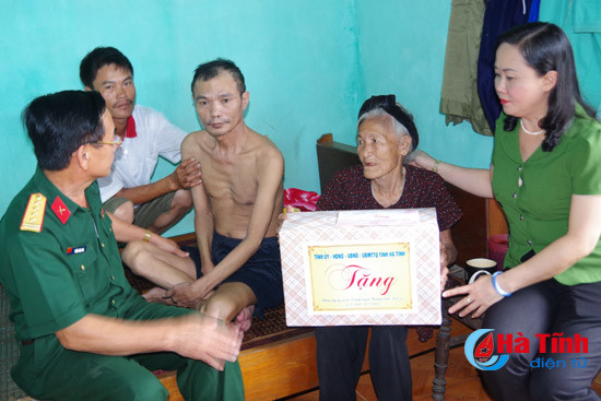 lanh dao ha tinh tham tang qua doi tuong chinh sach nhan ngay 27 7