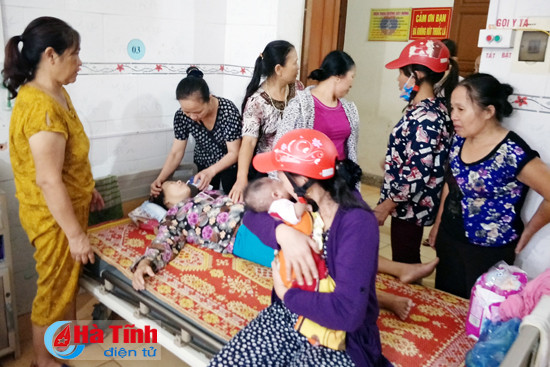 video 3 me con bi nuoc lu cuon troi khi co qua cau tran