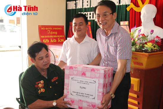 tham hoi tang qua cac thuong binh gia dinh chinh sach