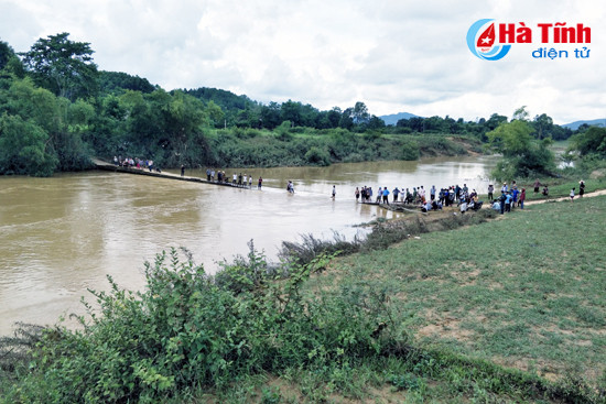 video 3 me con bi nuoc lu cuon troi khi co qua cau tran