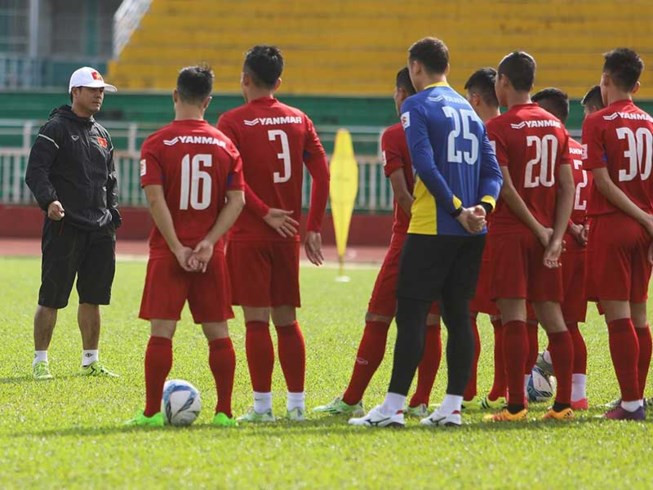 khai mac trong mua bao va noi niem hlv huu thang