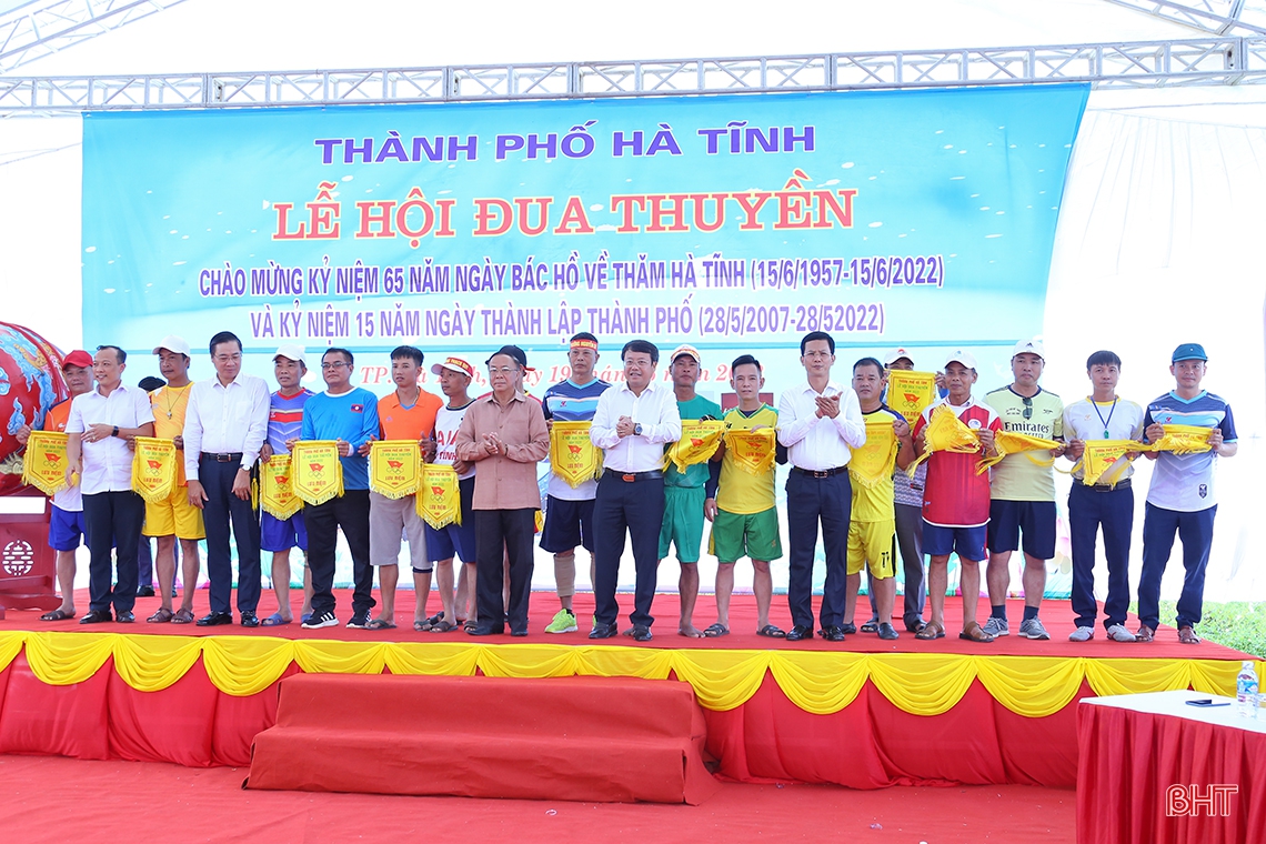 Đội đua của Lào tham gia giải đua thuyền truyền thống TP Hà Tĩnh