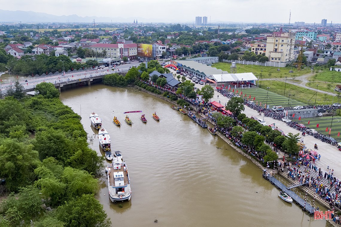 Đội đua của Lào tham gia giải đua thuyền truyền thống TP Hà Tĩnh
