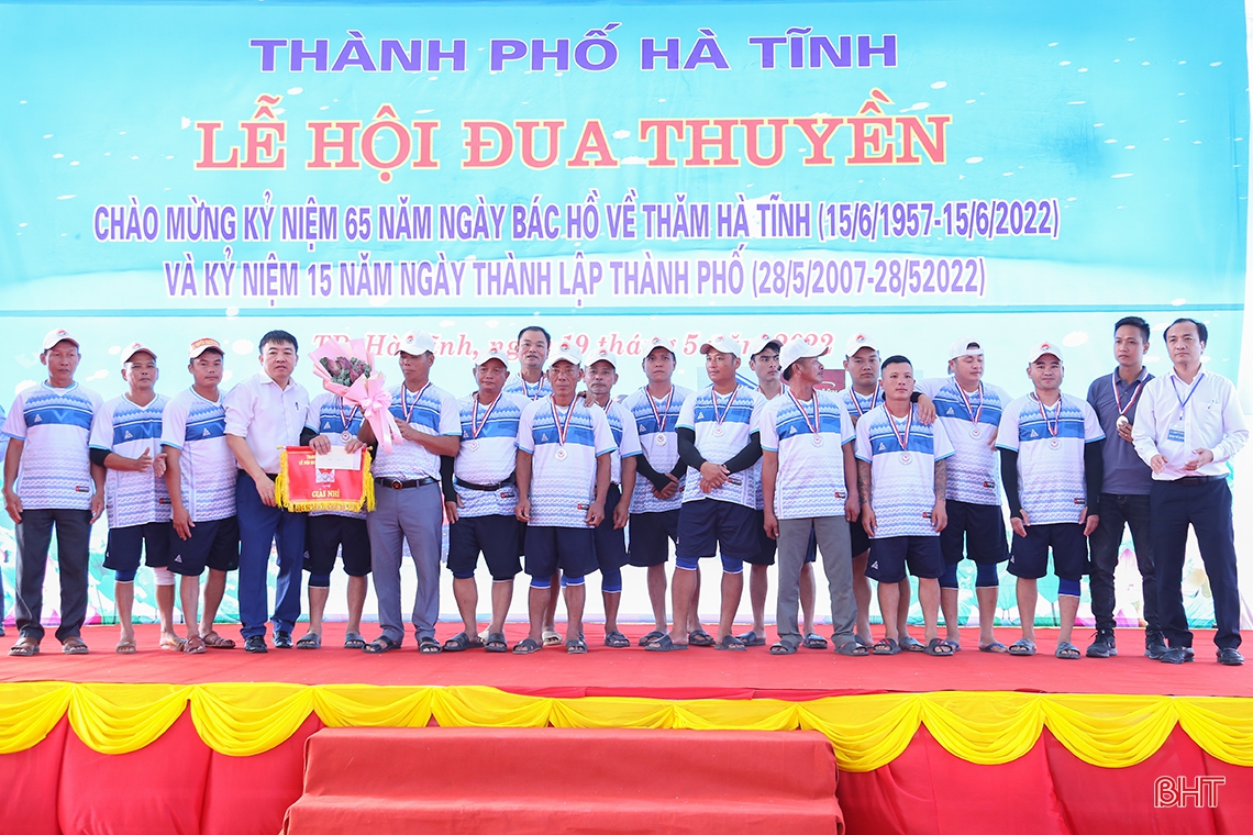 Đội đua của Lào tham gia giải đua thuyền truyền thống TP Hà Tĩnh