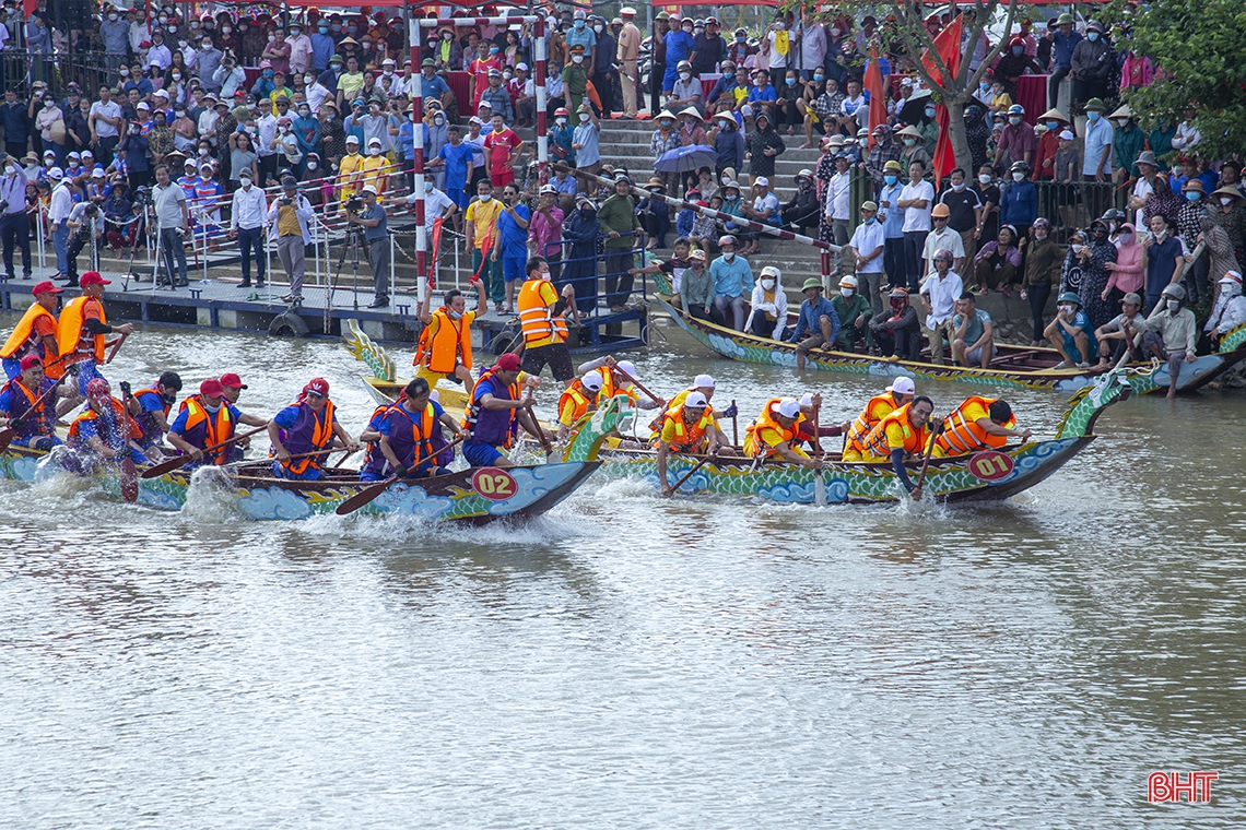 Đội đua của Lào tham gia giải đua thuyền truyền thống TP Hà Tĩnh