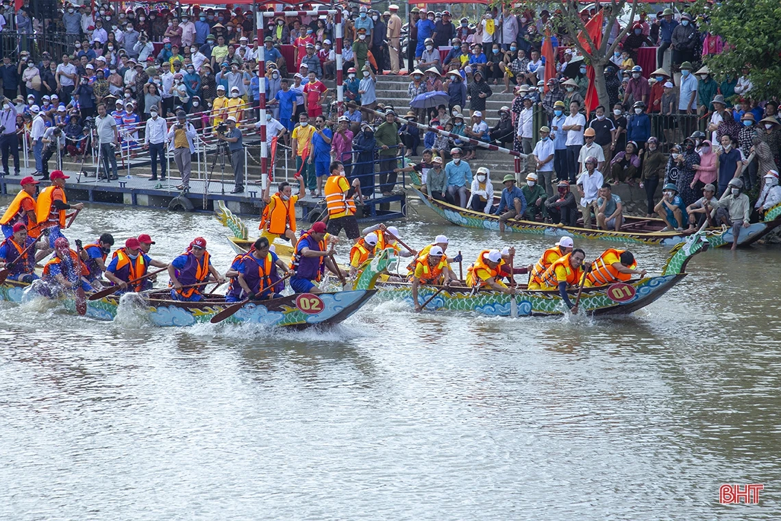 Đội đua của Lào tham gia giải đua thuyền truyền thống TP Hà Tĩnh