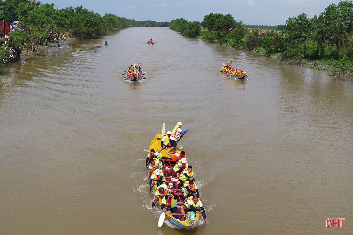 Đội đua của Lào tham gia giải đua thuyền truyền thống TP Hà Tĩnh