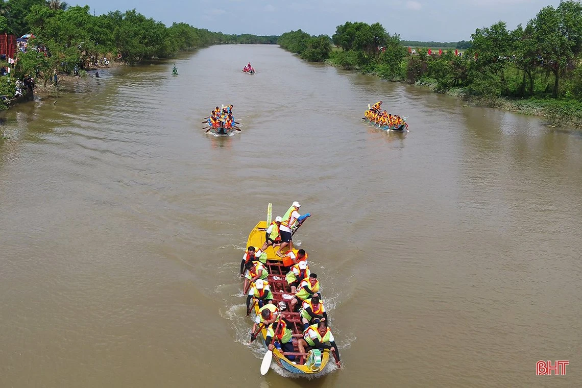 Đội đua của Lào tham gia giải đua thuyền truyền thống TP Hà Tĩnh