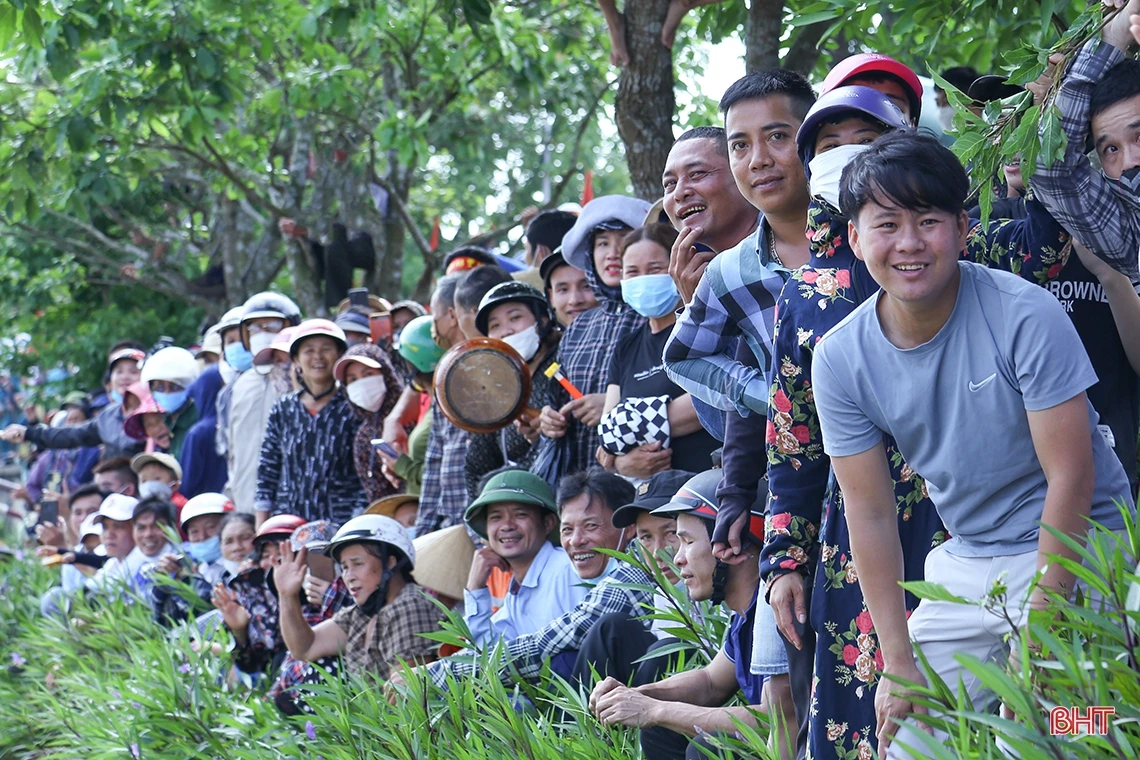 Đội đua của Lào tham gia giải đua thuyền truyền thống TP Hà Tĩnh
