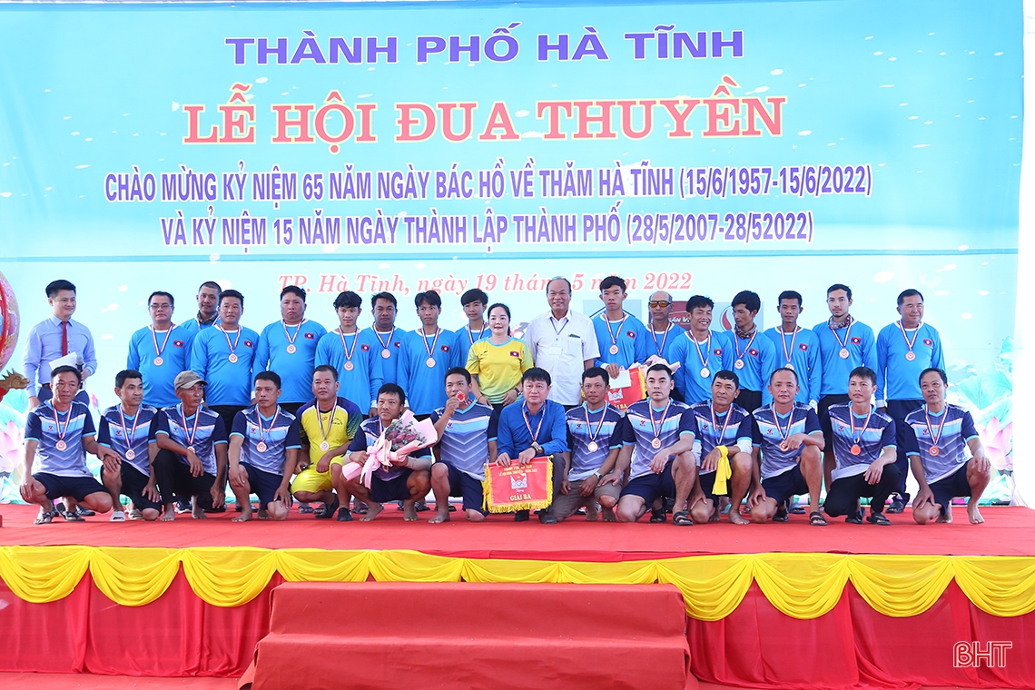 Đội đua của Lào tham gia giải đua thuyền truyền thống TP Hà Tĩnh