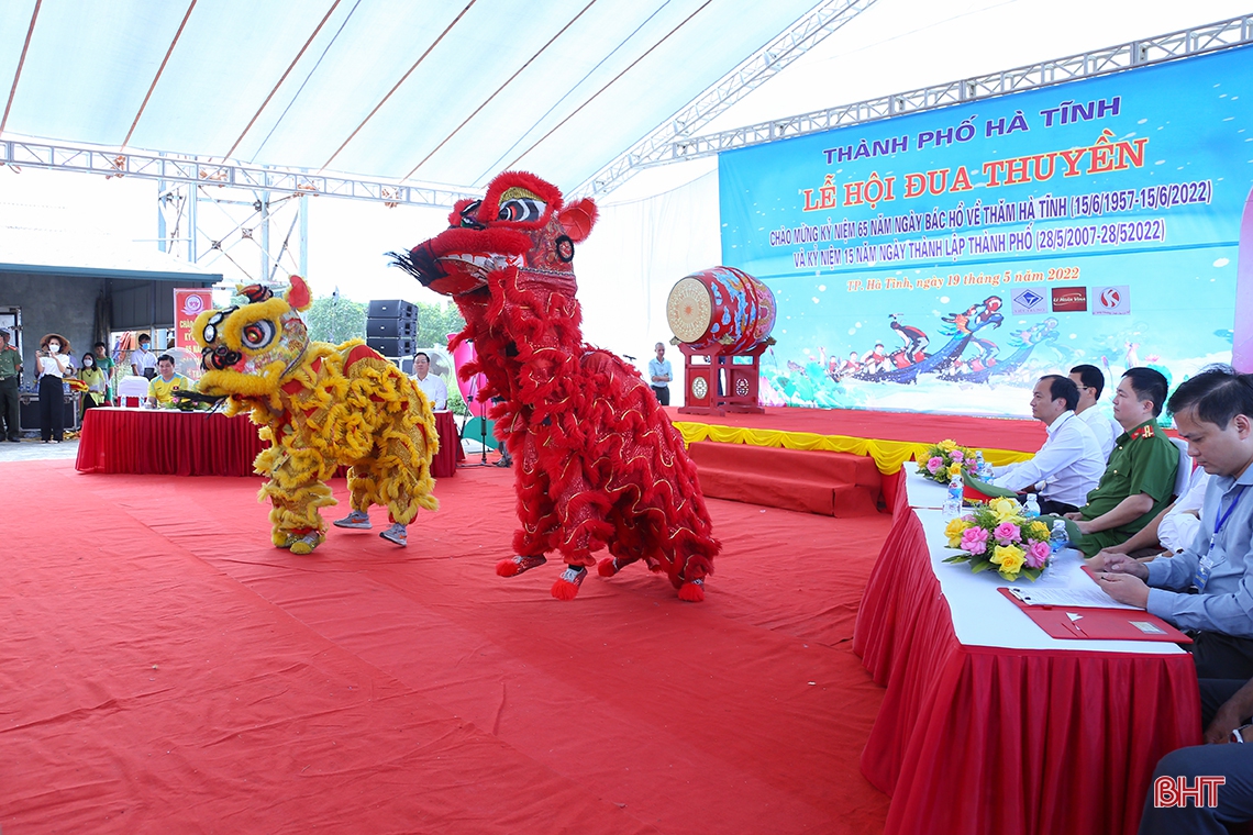 Đội đua của Lào tham gia giải đua thuyền truyền thống TP Hà Tĩnh