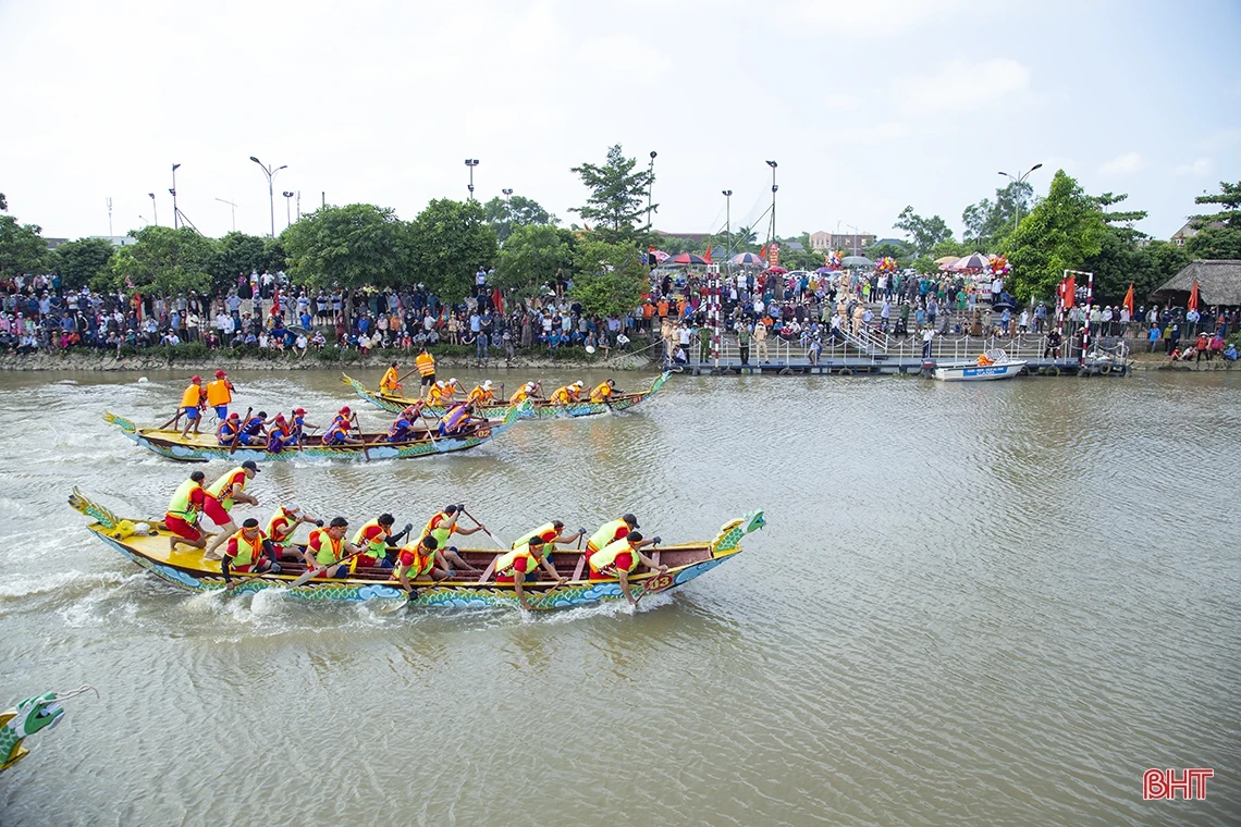 Đội đua của Lào tham gia giải đua thuyền truyền thống TP Hà Tĩnh