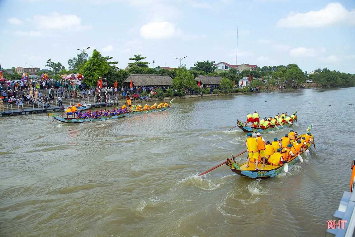 Đội đua của Lào tham gia giải đua thuyền truyền thống TP Hà Tĩnh