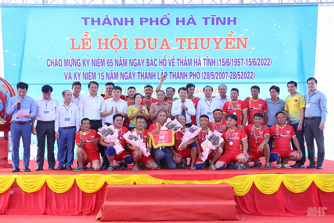 Đội đua của Lào tham gia giải đua thuyền truyền thống TP Hà Tĩnh