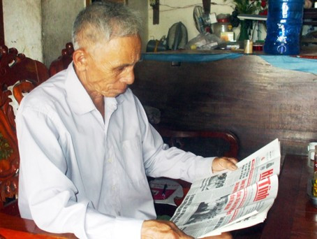 Thông qua Báo, Bí thư Chi bộ thôn Hòa Bình xã Kỳ Phong (Kỳ Anh) cập nhật được nhiều chủ trương, chính sách của Đảng, Nhà nước