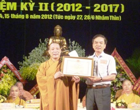 Phó Bí thư Thường trực Tỉnh ủy Đinh Xuân Việt trao Bằng khen của T.Ư Giáo hội Phật giáo Việt Nam cho Hòa thượng Thích Bảo Nghiêm.