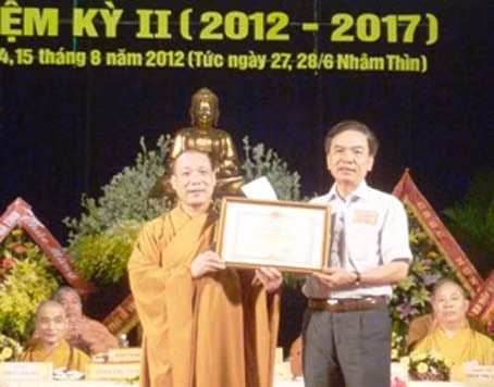 Phó Bí thư Thường trực Tỉnh ủy Đinh Xuân Việt trao Bằng khen của T.Ư Giáo hội Phật giáo Việt Nam cho Hòa thượng Thích Bảo Nghiêm.