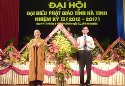 Phó Chủ tịch Thường trực UBND tỉnh Trần Minh Kỳ trao lẵng hoa của Tỉnh ủy, HĐND, UBND, MTTQ VN tỉnh chúc mừng Đại hội.