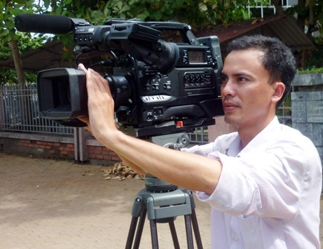 "Ngày đó, ở lớp cuối của bậc học phổ thông, tuy bận vùi đầu học môn này, môn khác, song mỗi ngày tôi vẫn giành một khoảng thời gian nhất định đến nhà ông Bí thư Chi bộ xóm để đọc Báo Hà Tĩnh"