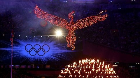 Đài lửa Đại hội với biểu tượng chim phượng hoàng cao 20m treo phía trên.