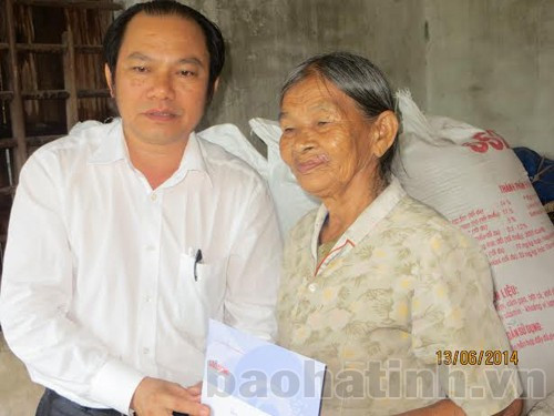 Lãnh đạo LĐLĐ tỉnh tiết kiệm cho mẹ liệt sỹ Hà Thị Liên