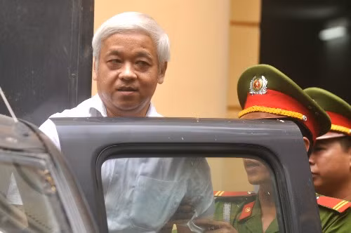 .. và khi lên xe trở về trại giam sau khi nhận bản án 30 năm tù. Ảnh: Quý Đoàn