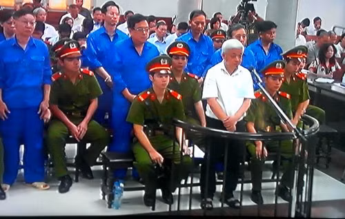 Các bị cáo nghe tuyên án.