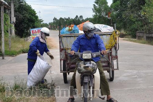 Xã viên HTX môi trường Thạch Tân (Thạch Hà) thu gom, xử lý rác thải đảm bảo vệ sinh môi trường Xã viên HTX môi trường Thạch Tân (Thạch Hà) thu gom, xử lý rác thải đảm bảo vệ sinh môi trường