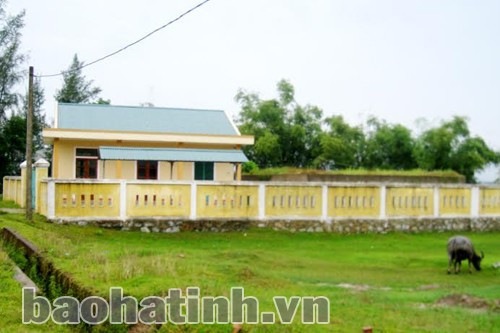 Công trình cấp nước tập trung xã Thạch Long “đắp chiếu” sau 5 năm xây dựng khiến việc thực hiện tiêu chí môi trường của địa phương gặp nhiều khó khăn. Công trình cấp nước tập trung xã Thạch Long “đắp chiếu” sau 5 năm xây dựng khiến việc thực hiện tiêu chí môi trường của địa phương gặp nhiều khó khăn.