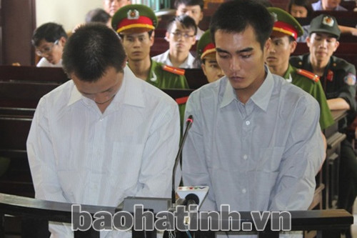 Lê Trọng Tú (áo trắng) và Lô Minh Trọng (áo xám) tại phiên tòa sơ thẩm ngày 10/6 Lê Trọng Tú (áo trắng) và Lô Minh Trọng (áo xám) tại phiên tòa sơ thẩm ngày 10/6