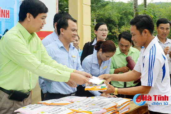 tiep tuc hoat dong thien nguyen voi dong bao lu lut ha tinh